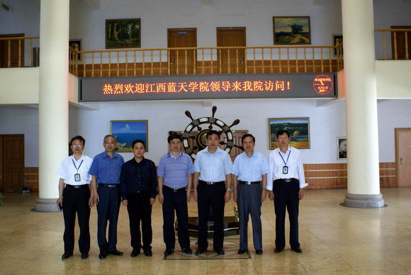 江西蓝天学院董事长于果来我校交流访问