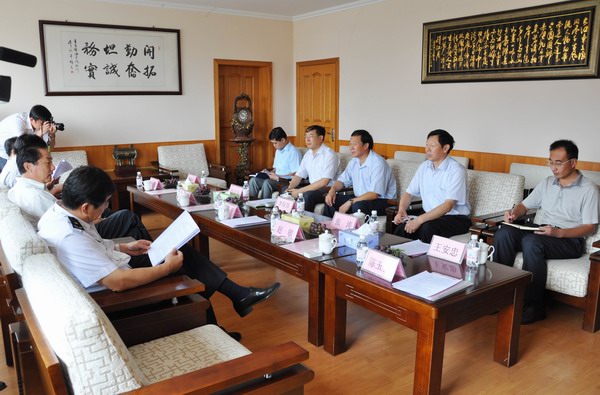 青岛滨海学院_开发区政法委书记于东明来校走访调研