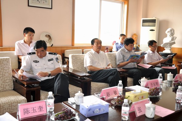 开发区政法委书记于东明来校走访调研