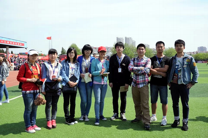 4在学校春运会赛场，刘英铭（右三）和校报记者团的伙伴们.png