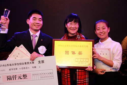 3杨艳梅（右）刘英铭（左）为学校夺得团体奖后和臧月凤老师合影.JPG
