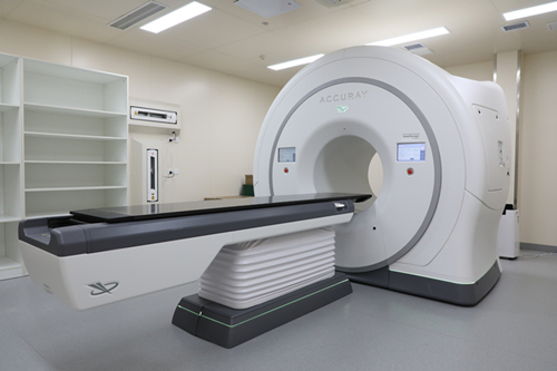 大图青岛滨海学院附属三甲医院 世界顶级肿瘤放射治疗设备TOMO机.jpg