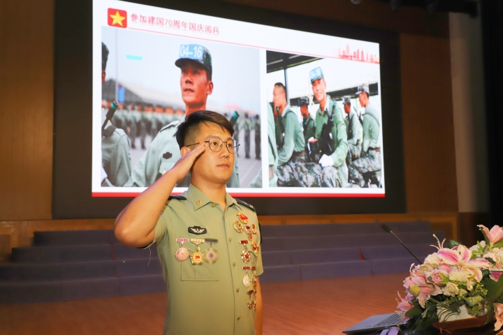 青岛滨海学院_一家四代13位军人66年阅兵梦,退役军人宋杰为滨海师生做